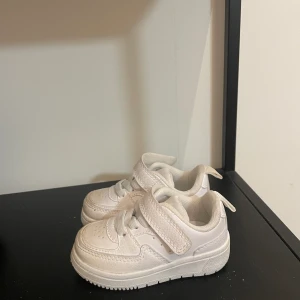 Barnskor nya - Endast testade barnskor storlek 18/19 från H&M. 
