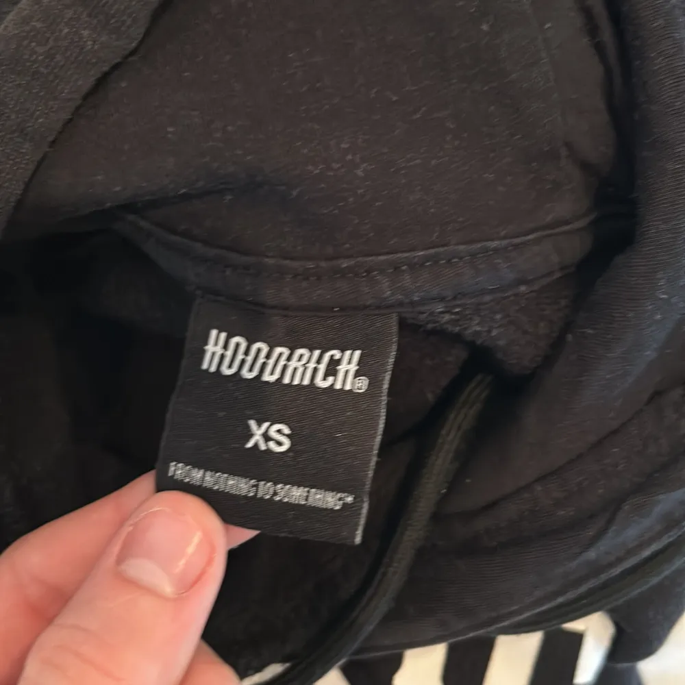 Hej! Idag har jag letat i garderoben där hemma och hittat denna sjuka Hoodrich hoodien! Den är i ett riktigt bra skick och användes en del förr men inte längre. Pris går att diskutera och det är bara till att skicka vid funderingar😊. Hoodies.