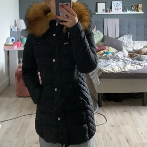 Rock’n blue jacka  - Hej! Säljer nu min fina Rock’n blue jacka då den inte kommit till användning på några år! Köpt för ca 4 år sedan och använd under 1 vinter. Inga fel på den förut en liten reva (se bild 3) som inte syns mycket alls. Pris kan diskuteras vid snabb affär
