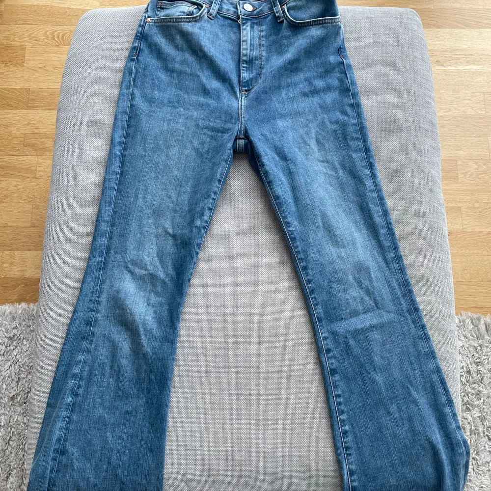 Stretchiga, utsvängda jeans i bra skick! Lite långa i modellen.. Jeans & Byxor.
