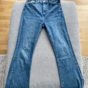 Stretchiga, utsvängda jeans i bra skick! Lite långa i modellen.