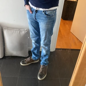 Levis jeans 511 - Riktigt snygga Levis 511 i storlek 33/32, de är i perfekt skick/ inga defekter. Ny pris på är ca 1200, vårt pris är 349kr. Modellen är 183cm/80kg. Tveka inte på att höra av dig vid frågor