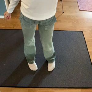 Juicy couture byxor! - Jag säljer ett par gröna Juicy Couture byxor då dom inte längre kommer till användning, köpta för 1000kr men mitt pris är 400. Dom passar perfekt på mig som är 160 cm lång. Tryck på köp nu för vill bli av med dom!! Skriv för frågor eller funderingar.