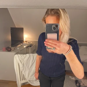 Stickad kortärmad tröja - Säljer denna super fina mörkblåa kortärmade tröjan. Nästan helt oanvänd (använd ca 1 gång)💘 