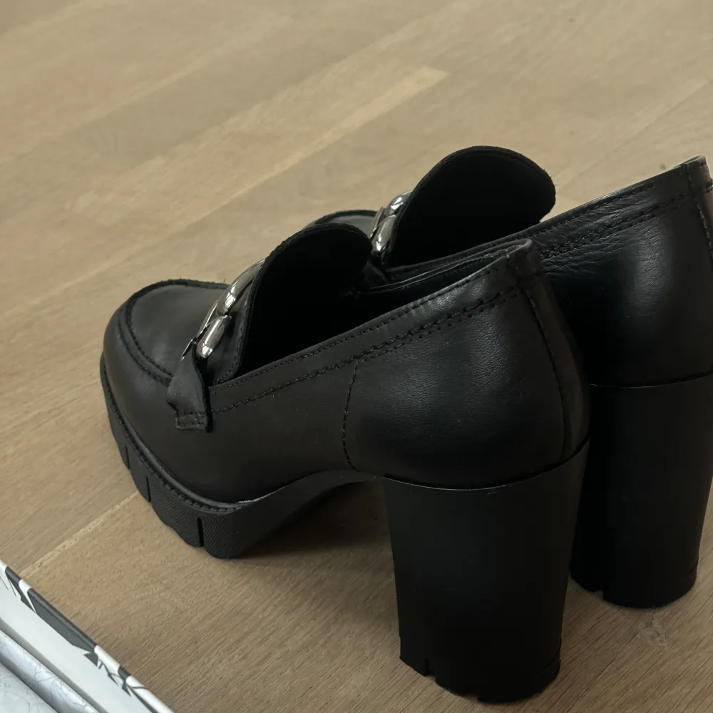 Nypris: 1400kr Klackhöjd: 9,5cm Nyskick, använda 1 gång. Loafers med klack i äkta skinn, precis lika bekväma som snygga!! Måste tyvärr säljas då passformen inte blir riktigt rätt även med inlägg. Nybehandlade med skokräm.. Skor.