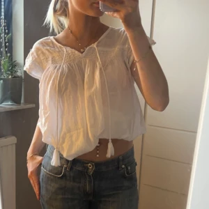 Blus - Superfin blus till sommaren☀️ Har vikt in den på bilderna, den går alltså att ha längre om man vill det. 