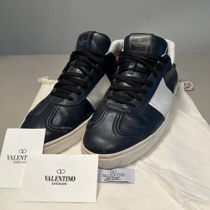 Valentino flycrew - Jätte eftertraktede Valentino flycrews i navy/ mörkblå (läder) | Ingen nit saknas + dustbag ingår | Storlek 43, men passar 44 | Smådefekter finns på skorna | Nypris 8000kr | Hör av er vid frågor, fler bilder eller annat ✅