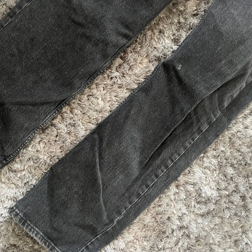 Lågmidjade jeans från Junkyard i bra skick, grå svarta. Jeans & Byxor.