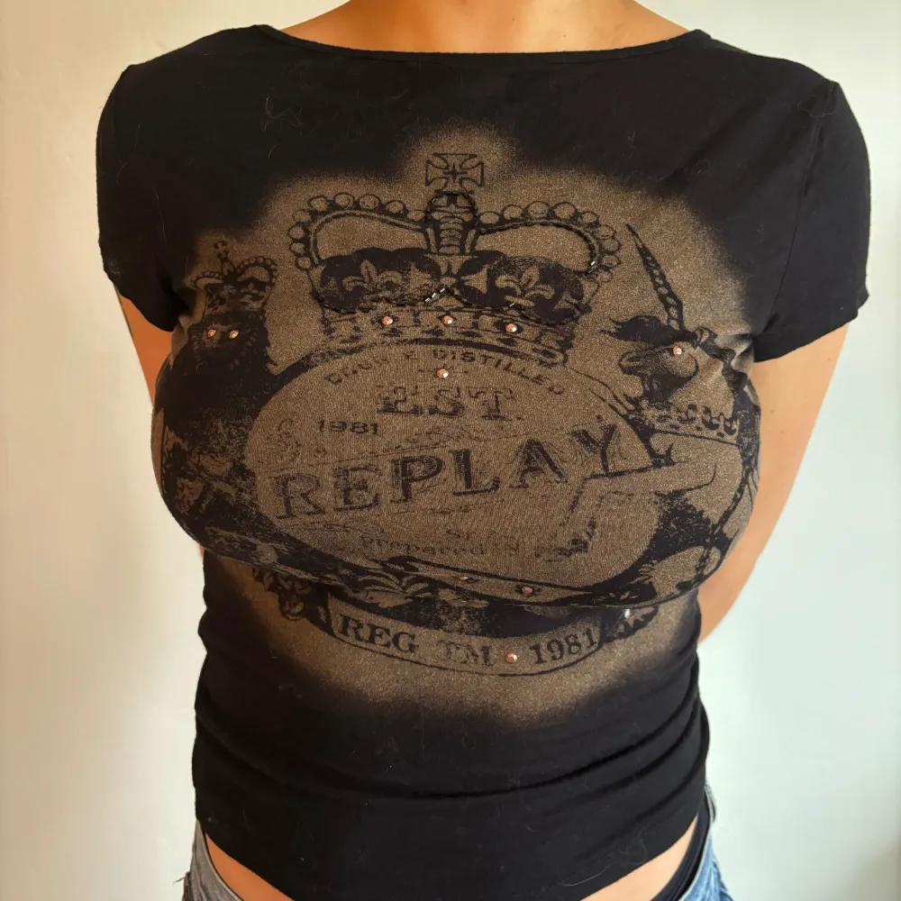 T-shirt från Replay, kan bäras med trycket fram eller bak. . T-shirts.