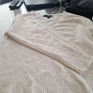 Hej! Jag säljer denna stickade tröja från new yorker 💞Den hsr tvättats för många gånger så den är i ok skick. Den haf ett litet hål under kragen som man kan sy ihop (bild 2) 