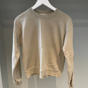 Grön collegetröja - Fin collegetröja som är sparsamt använd och därav i gott skick!