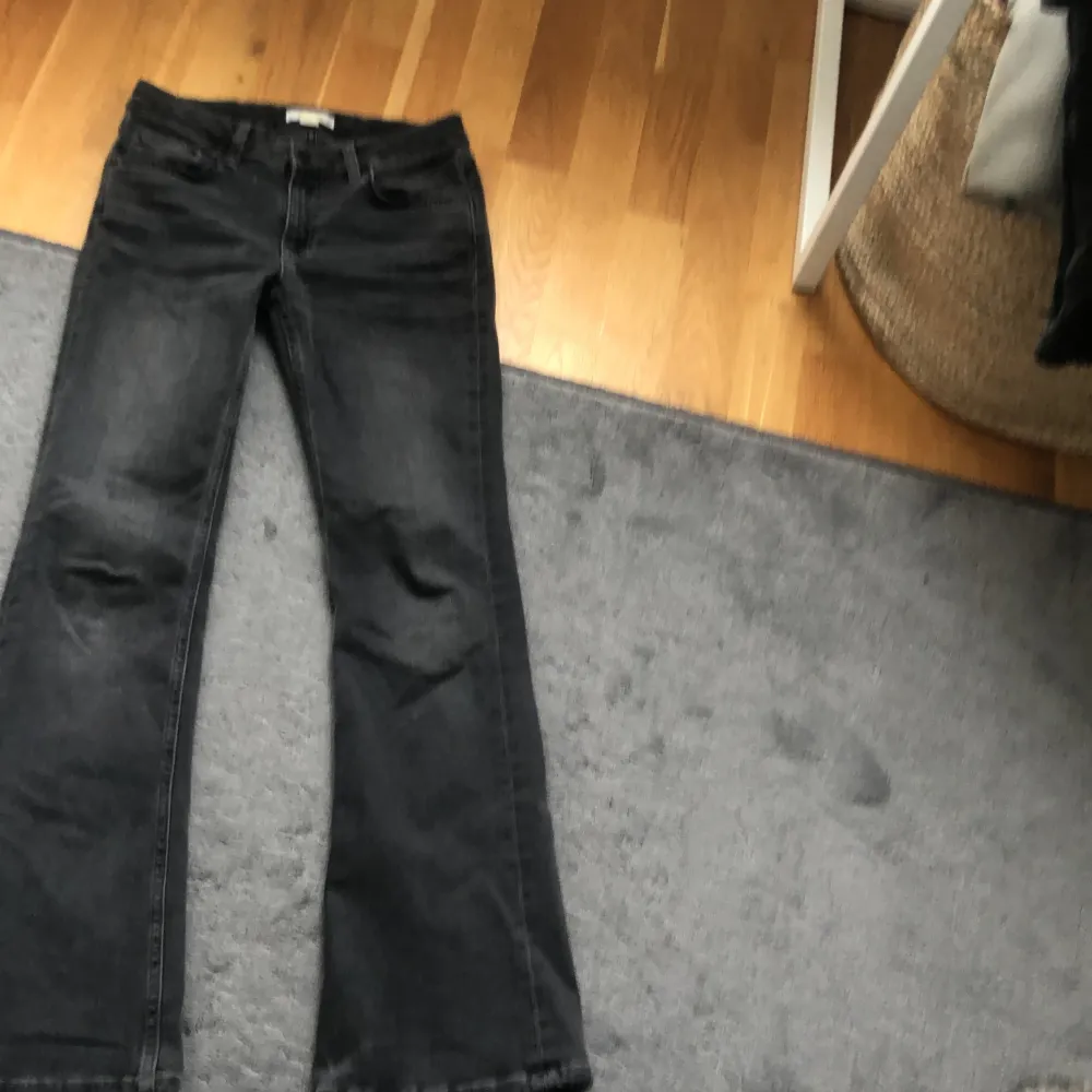 Säljer ett par gråa jeans från young gina. Dem är i storlek 152 men skulle nog även passa xxs. Skriv vid frågor om innebenslängd och midjemått eller fler bilder❤️. Jeans & Byxor.