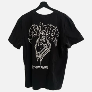 SKATE T-SHIRT  - Cool och skön tshirt med skatetryck. Har används men syns verkligen inte. Ser ut som ny. Snyggt stort tryck på baksidan och ett mindre på framsidan.  Tveka inte att slänga iväg ett DM eller kommentar om du har några frågor! 