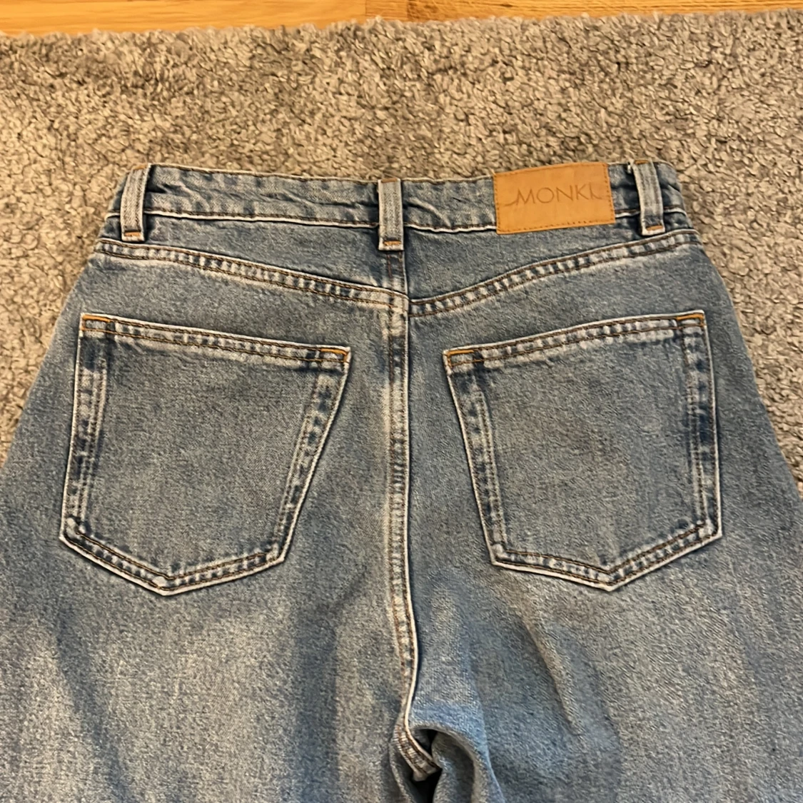 Blåa högmidjade jeans - 90