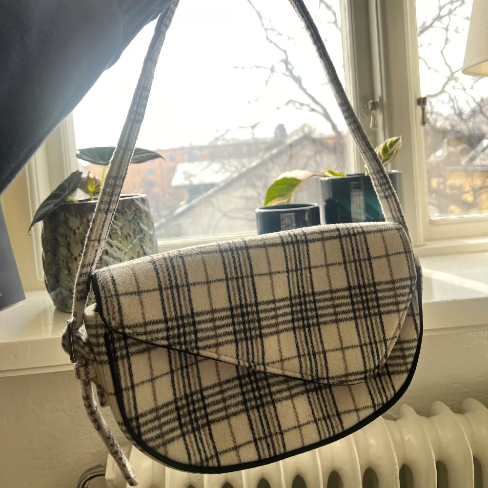 En jättefin handväska från na-kd, perfekt inför våren! Ett rutigt mönster som är lätt att matcha med 💐. Väskor.