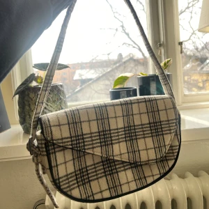 Handväska - En jättefin handväska från na-kd, perfekt inför våren! Ett rutigt mönster som är lätt att matcha med 💐