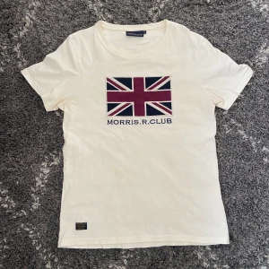 Morris tröja - Tja säljer denna feta morris tshirten! Inga defekter på tröjan och storleken är M, true to size! Några funderingar är det bara att höra av sig!🤩