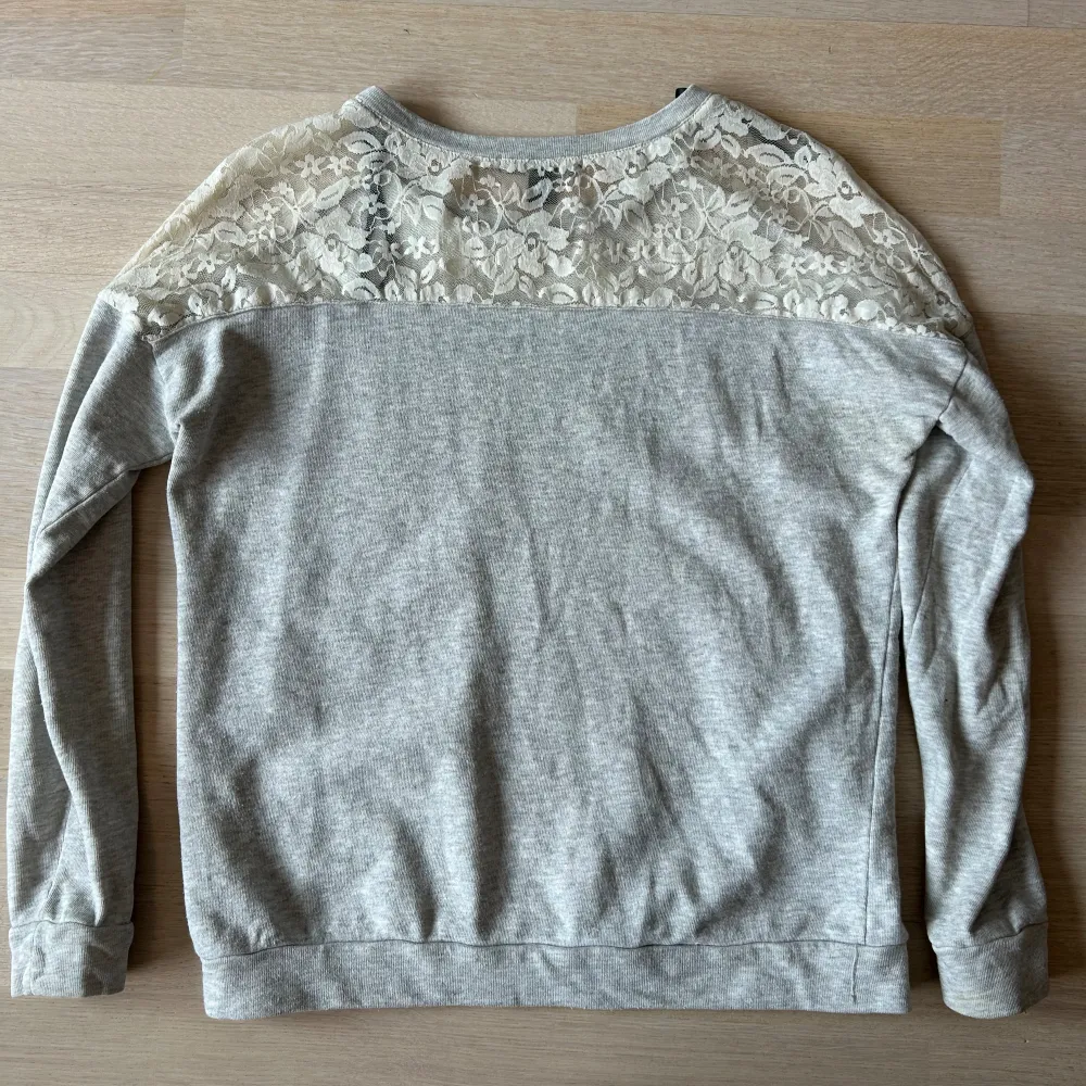 Sweatshirt från forever 21  Fint använt skick. Ytludd finns. . Tröjor & Koftor.