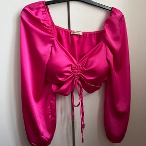 Rosa topp - Säljer denna jättefina rosa blus/toppen. Den sitter jättefint på och har ”inbyggdbh”. Säljer då jag inte har använt den, den är som ny💕Den är i onesize men sitter som en S