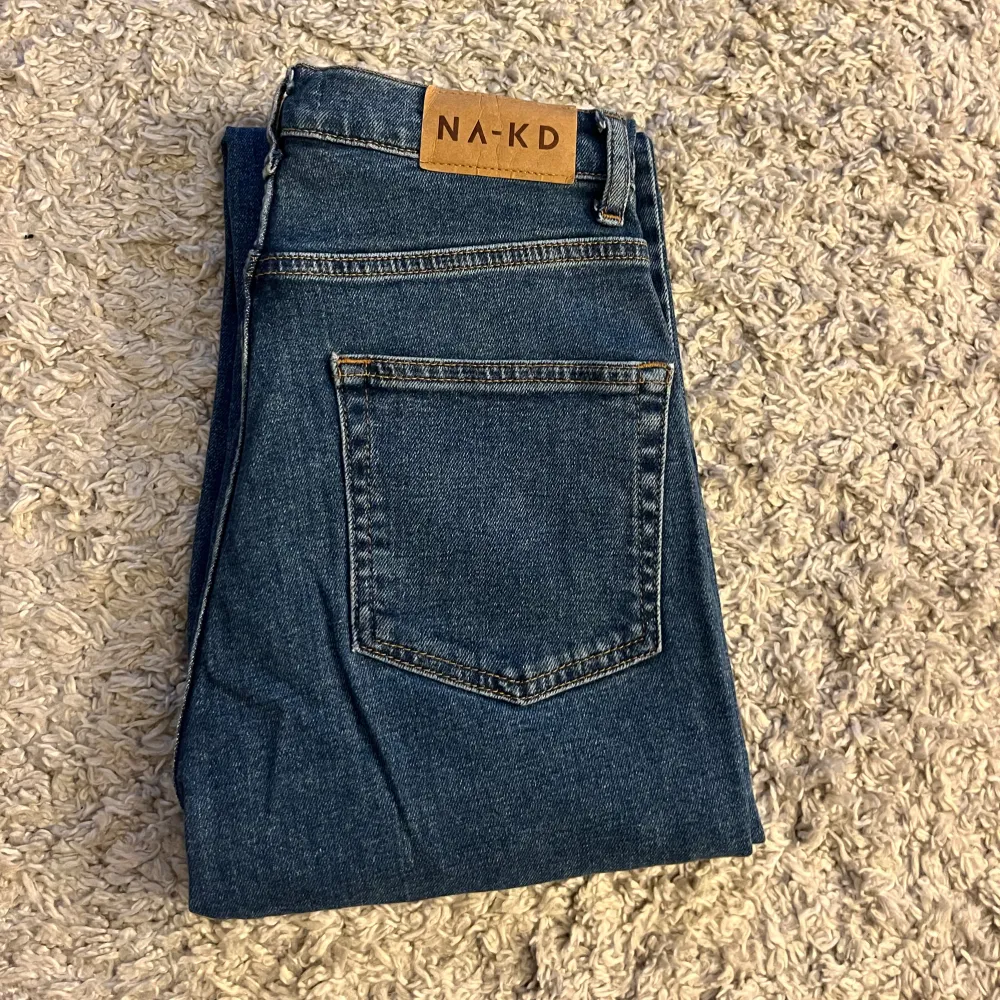 Knappt använda jeans i nyskick från Na-kd i storlek 36!. Jeans & Byxor.