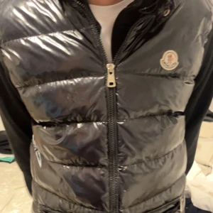 Moncler väst - Moncler väst, finns slitage ena dragkedjan på fickan är borta mm. Kan skickas bilder. Därför är priset så lågt. Den går att skanna