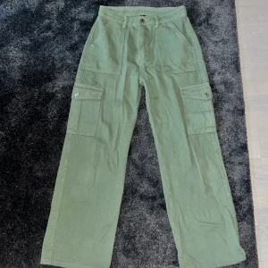 Cargo Pants - Jätte snygga cargo pant. Djupa fickor. Använda men i bra skick. Otroligt fina