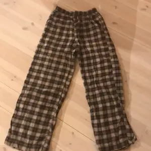 Pyjamas byxor från H&M Färg brun randiga. Bra skick använda ett par gånger Storlek 164