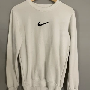 Nike tröja  - Säljer den här Nike tröjan då den inte kommer till användning 💓