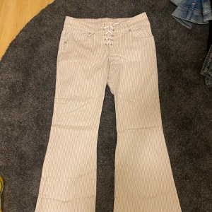 Vintage byxor  - Lågmidjade byxor, har tyvärr inga bilder när jag har på mig byxorna eftersom dom är för små för mig💞 Midjemått 35x2 (stretchiga)  Innerbenslängden 70cm Ytterbenslängden 91cm 