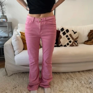 Rosa jeans - Ett par super söta rosa  jeans, perfekta till våren och sommaren. Köpta second hand men inte min stil. Skriv för fler bilder eller funderingar💗
