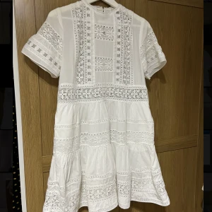 Klänning från By Malina - Säljer min fiiina klänning från Bymalina. Den har använts fåtal gånger så är i mycket bra skick. Den innertyg och fickor. Fickorna syns inte men praktiska att ha mobilen i😊 Skriv om ni vill ha fler bilder💕
