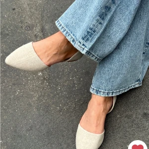 Skor - Beigea flat skor i typ linne textur. Aldrig använda! Hann aldrig lämna tillbaka dom tyvärr då dom satt för stort på mig. Storleken är 38 men skulle mer säga att det passar 39. Ordinarie pris är 269 kr!