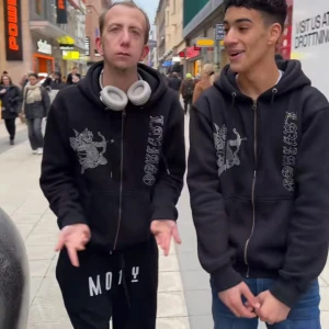 BLACK Evil Angel zip - Laviago - säljer min Laviago zip som är svart. Finns på Laviago.com. Helt ny - aldrig använd bara testad, cirka 670 ny pris