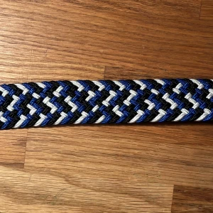 Flätat bälte  - Säljer det här nya och oanvända flätade bältet. Hela bältet bortsett från metallbiten är ca 100 cm långt, men kan stretchas ut till en större storlek. Pris: 99 kr. 