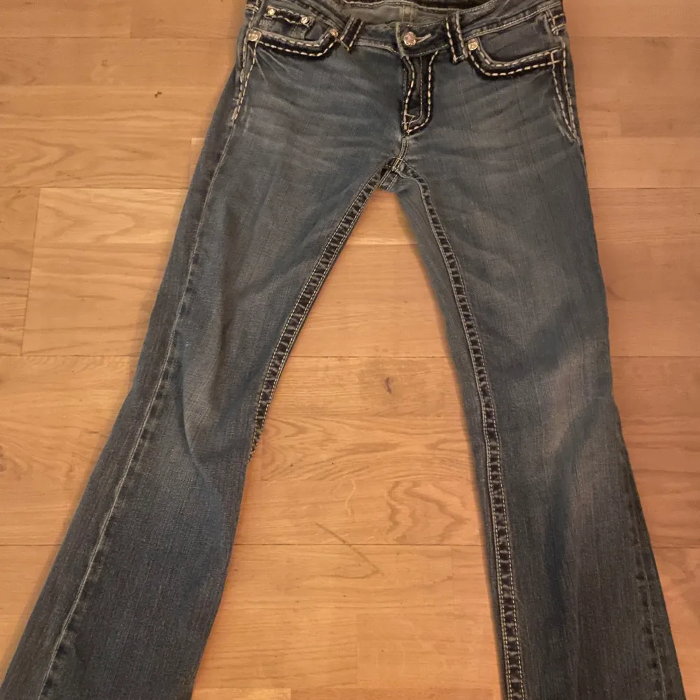 Snygga miss me jeans men sitter inte rätt på mig❤️ dem är bootcut  Innerbenslängd: 75 Midjemått tvärsöver: 36. Jeans & Byxor.