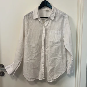 Linneskjorta  - Perfekt för sommaren. Material: Linen blend.