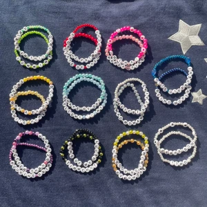 Taylor Swift Armband - Vill du slippa göra armband men fortfarande få hela upplevelsen av the eras tour?  Köp då denna bunt med 2 armband från varje album, totalt 22 stycken! 