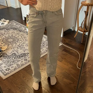 Bik bok jeans - Low waist jeans från bik bok. Storlek W26 L32. Jag är 174cm lång