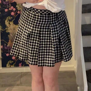 Rutig kjol - Fin kjol köpt från H&M för ca 2 år sen, säljer pga att den sitter för tight på mig och kommer inte till användning. Strl 38, dock ingen stretch i materialet. Har knapp och dragkedja, inga defekter.   Använd gärna köp nu💗