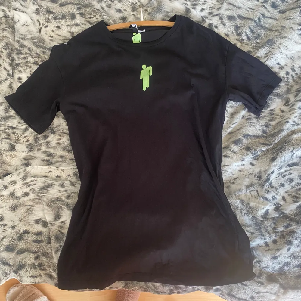 Svart billie eilish t-shirt med grön blohsh! Superbra skick bortsett från att trycket är lite ”sprucket”.. T-shirts.