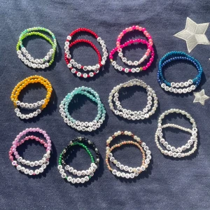 Taylor Swift  - Vill du slippa göra armband men fortfarande få hela upplevelsen av the eras tour?  Köp då denna bunt med 2 armband från varje album, totalt 22 stycken! 