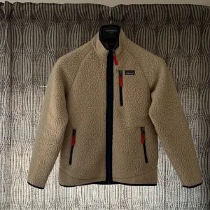 Patagonia fleece - Patagonia fleece i storlek L i barn som är samma som xxs men kan passa xs. I nyskick utan defekter.
