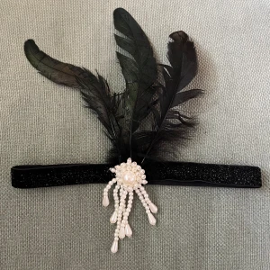 1920’s hårband - 1920’s hårband med fjädrar, pärlor och glitter. Använd köp nu!