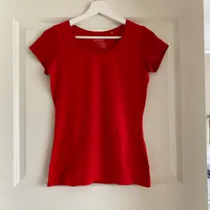 Röd t-shirt från Lindex