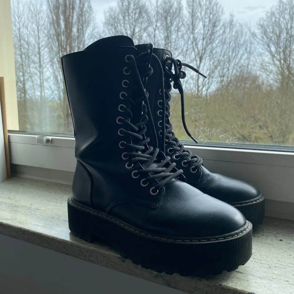 Svarta Kängor / Boots med platå från HM. Sparsamt använda, gott skick!  Storlek 39 Frakt tillkommer, men kan även mötas i Malmö! Skicka PM om ni undrar nåt 🌷  . Skor.