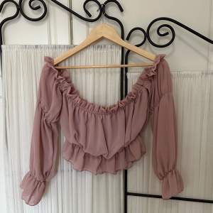 Jättefin croppad rosa offshoulder blus från PLT💕