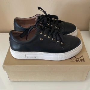 K. Cobler skor  - Jätte fina skor från K. Cobler som tyvärr inte kommer till användning. Använt dessa 2 gånger så de är i väldigt gott skick!! Ord pris 1300kr!!! Stl 37, man får med 2 olika skosnören! 💘💕