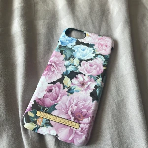 Mobilskal  - Denna är till iPhone 7 andvänd inte så ofta,säljer då jag bytt mobil🌸