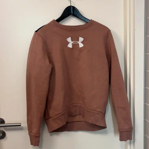 Under armour  - Träningströja strl S, mjukt material på insidan.  Knappt använd (bara lite skrynklig).