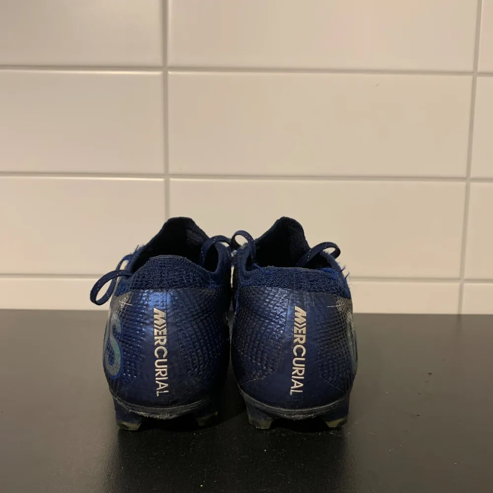 Hej! Jag säljer nu mina fotbollskor då jag slutar på fotboll. De här skorna är gärna till någon som heter ”Larsson” då de står på skorna! . Skor.